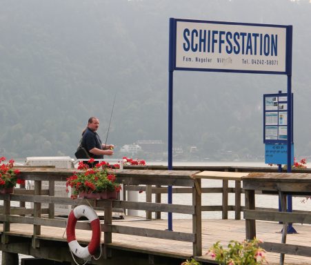 Spinnfischen am Landungssteg in Sattendorf